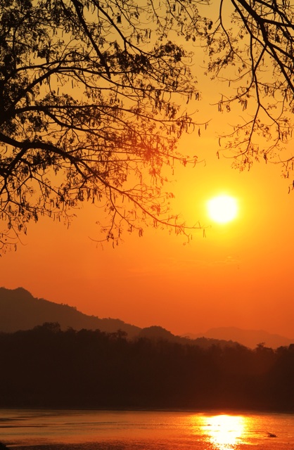 1.1360997838.mekong-sunset