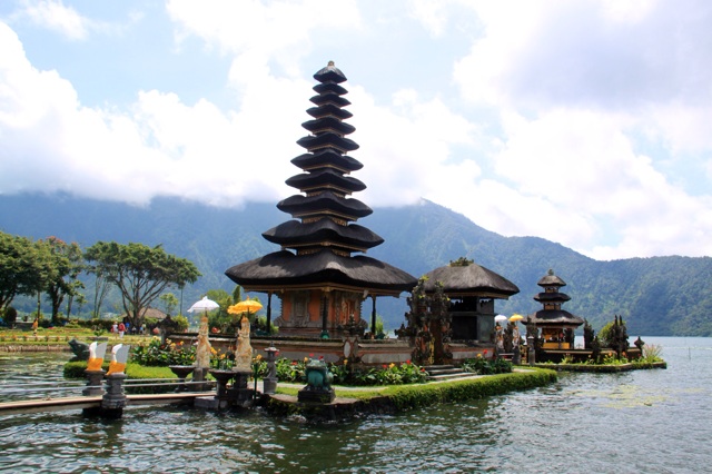 1.1365292800.temple---lake-bratan