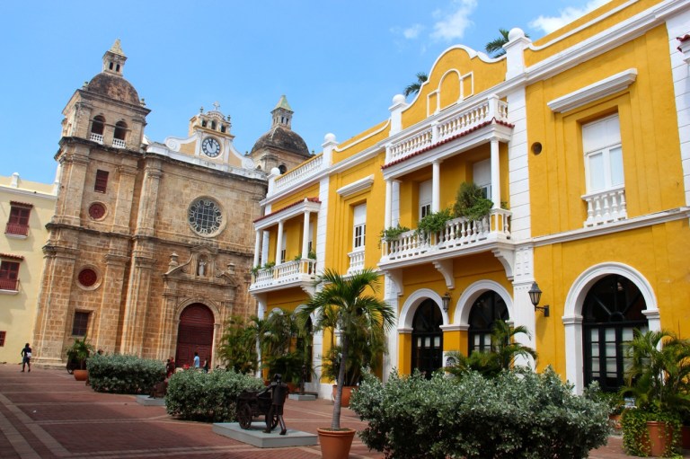 3.1416096000.large-church-and-colonial-buildings