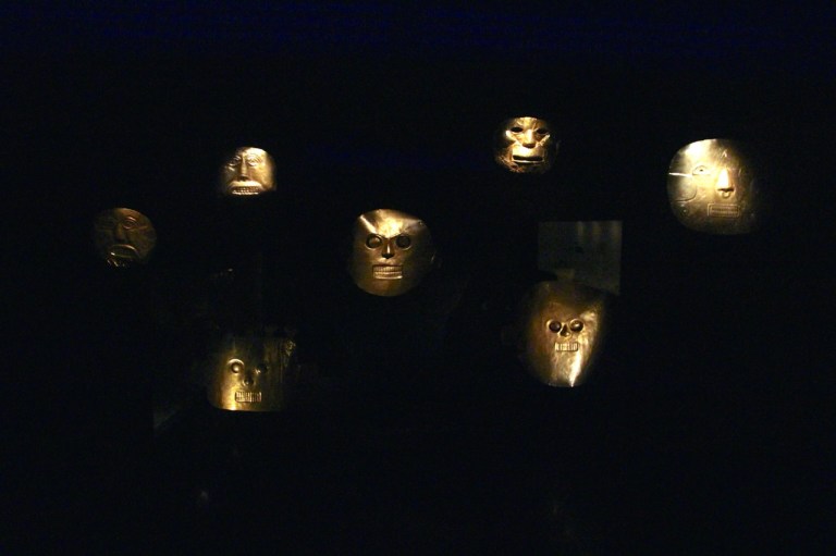 3.1416614400.gold-museum---masks